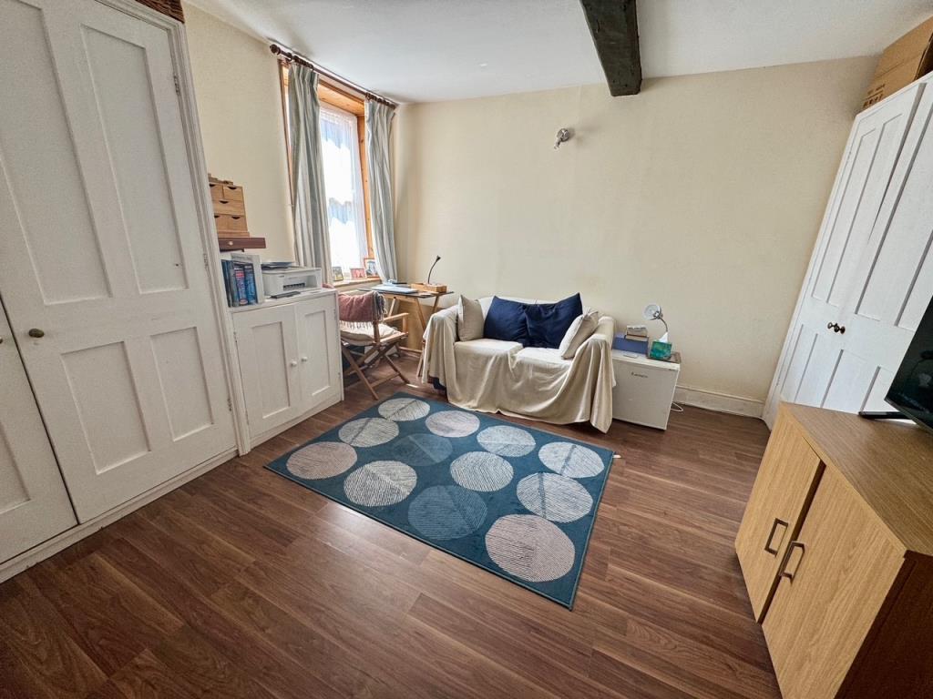 Lot: 79 - PERIOD CITY COMMERCIAL AND RESIDENTIAL FREEHOLD INVESTMENT - Flat 12a - bed-living room
